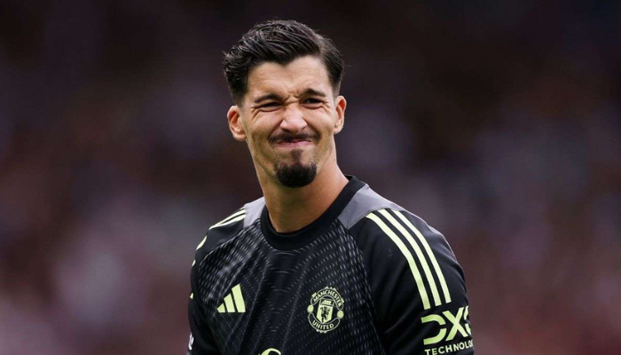 Ferdinand insists Man Utd goalkeeper Bayindir ‘needs to liven up’